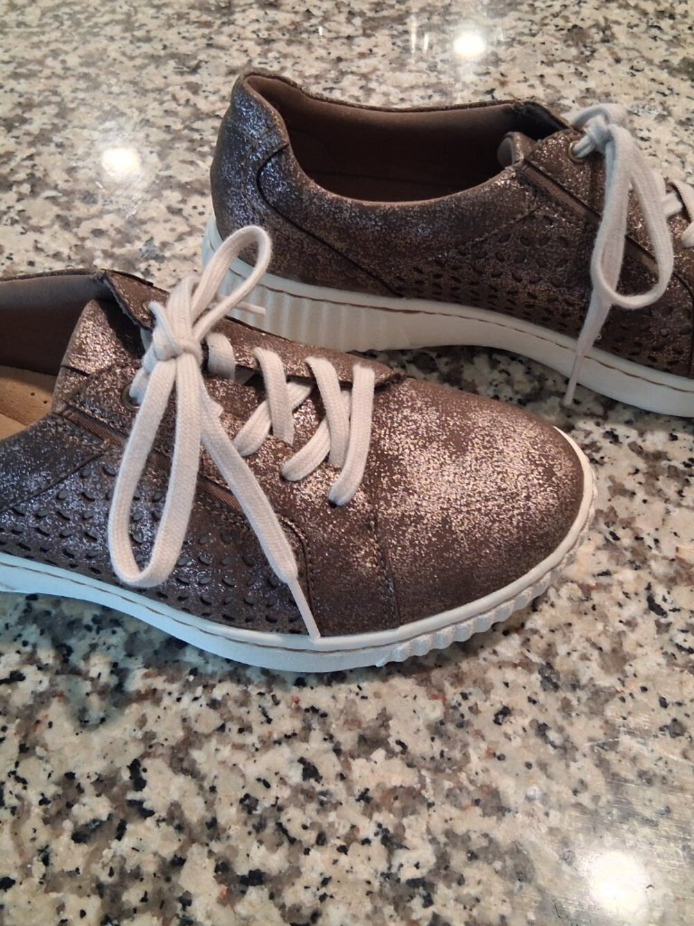 Clarks Collection | Women's T-Shoes - Gold Shimmer | Size 7 - Picture 3 of 6